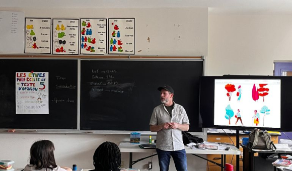Pierre Lecrenier avec des enfants dans une école 