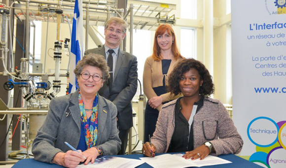 Mmes Claire Boulé et Sabine Dossa lors de la signature de l’entente ADISIF- Trans-tech (2014) / © Transtech