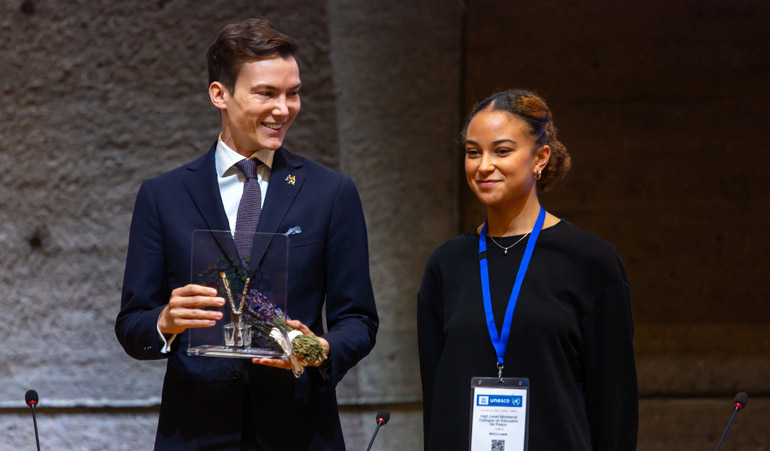 Martin Ouaklani et une étudiante au Prix UNESCO-France Télé (c) UNESCO - Fabrice Gentile