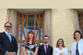 M. Daniel Jutras, Mme Pascale Delcomminette, M. Adrien Sellez et Mme Marie-Claude Payette et Mme Geneviève Bouchard, Directrice du cabinet du Recteur, devant le campus principal de l’UdeM