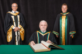 © Université de Sherbrooke / Le recteur, Pierre Cossette, Yves Lenoir et la doyenne de la Faculté d'éducation, Anne Lessard