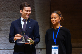 Martin Ouaklani et une étudiante au Prix UNESCO-France Télé (c) UNESCO - Fabrice Gentile